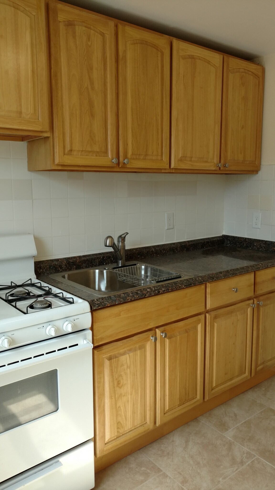 Sink and stove - 29 Carolyn Ter