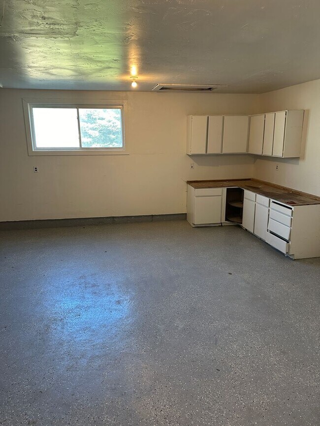 Building Photo - Newly Remodeled 5 Bed, 3 Bath Home – 2-Car...