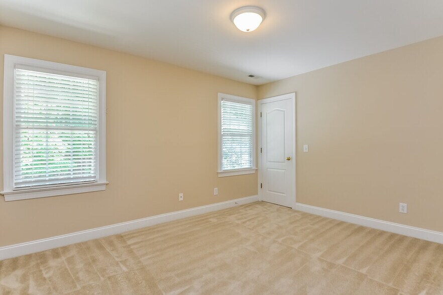 Building Photo - 420 Longbourn Dr