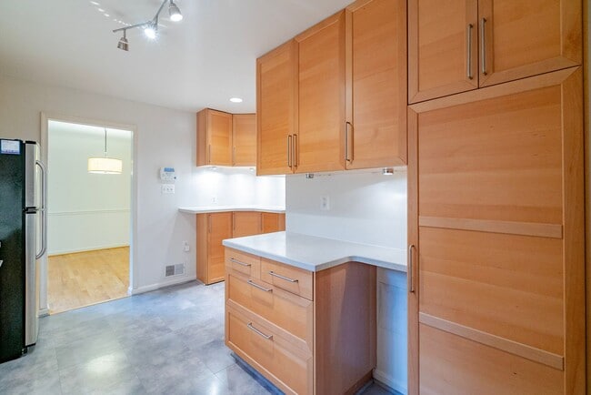 Building Photo - Fabulous 4 Bed 2.5 Bath Colonial With Pati...