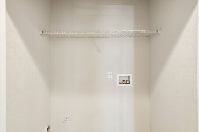 Building Photo - Granite Kitchen, Central AC, Oversized Gar...
