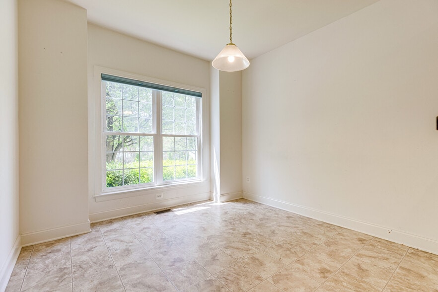 Breakfast nook - 25634 Creek Run Ter