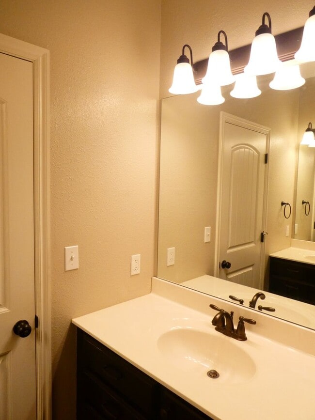 Building Photo - 3 bedroom 2 bath home- Quail Creek Subdivi...