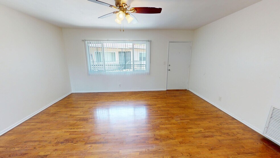 Interior Photo - 626 Kew