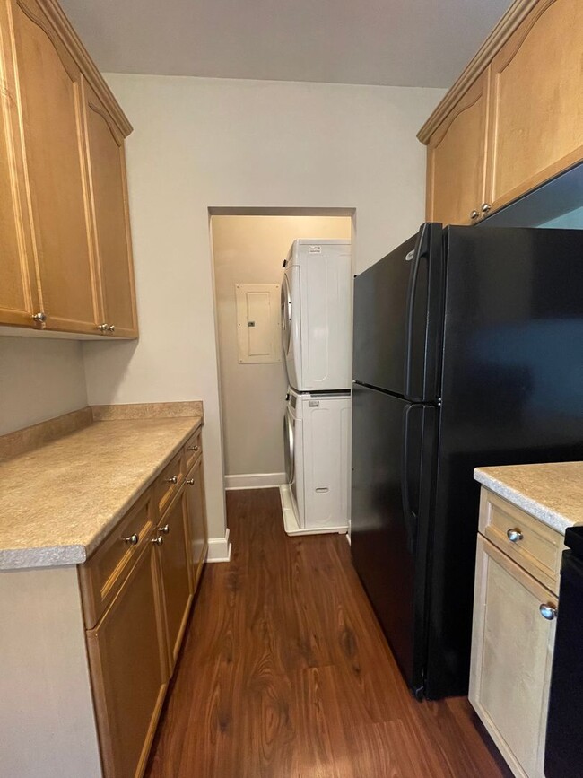 Building Photo - Move In Ready! Great 2 Bedroom 1 Bath Condo