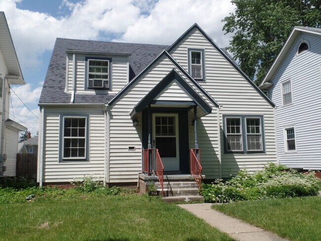 Primary Photo - 728 Nuttman Ave