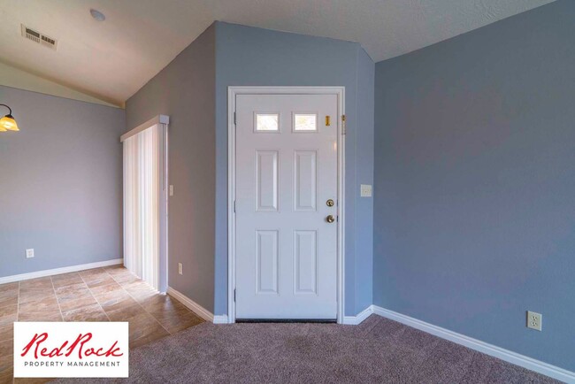 Building Photo - Dog Friendly - 3 Bedroom, 2 Bathroom Prope...