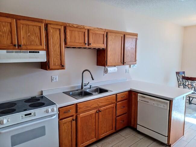 Building Photo - 2 Bedroom 2 Bath End Unit Townhouse - Shak...