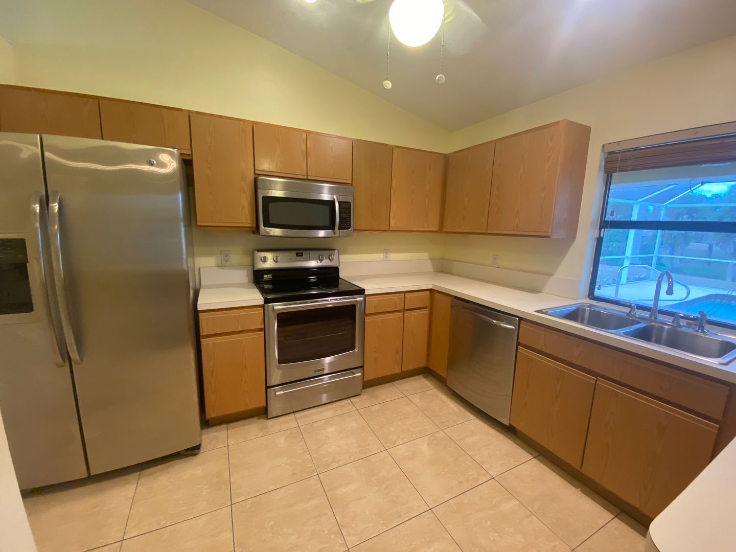 Building Photo - Inviting 3/2 Pool Home With Spacious Lanai and Modern Kitchen