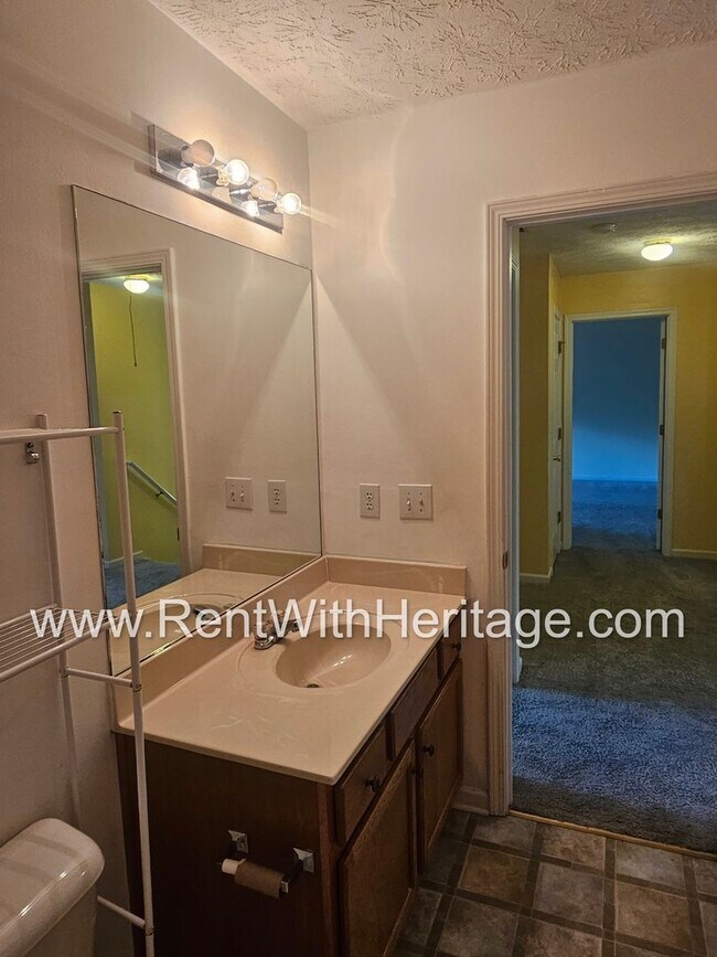 Building Photo - Gorgeous 5 bedroom, 2.5 bath / Attention t...