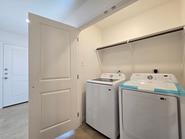 Building Photo - HUGE RENT REDUCTION & AMAZING MOVE IN SPECIAL!