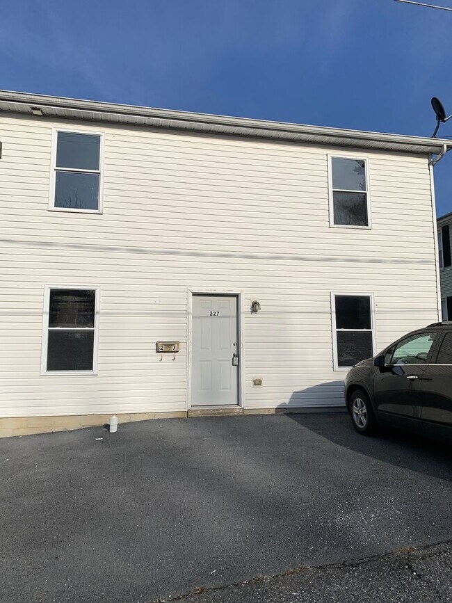 Primary Photo - PERFECT COLLEGE RENTAL ONLY A HALF MILE FR...