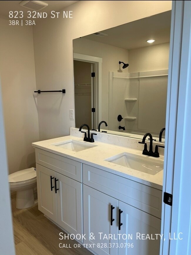 Building Photo - 823 32nd St NE