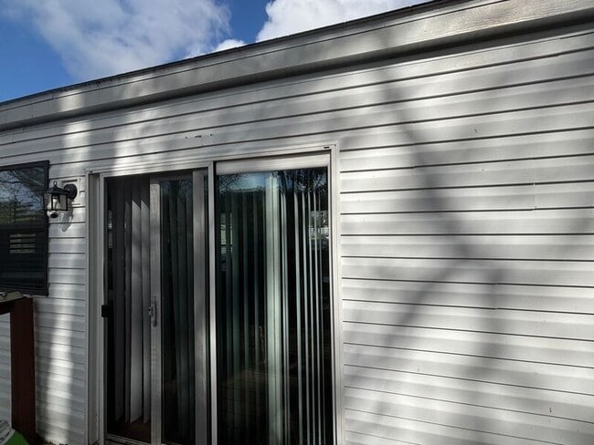 Building Photo - 8907 Deerwood Dr