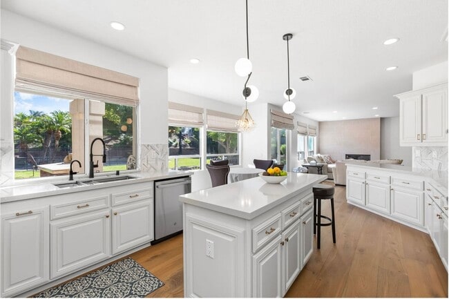 Building Photo - Exquisite Designer 4 Bedroom Home for Rent
