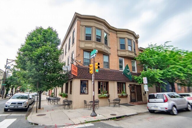Building Photo - 527 S 21st St