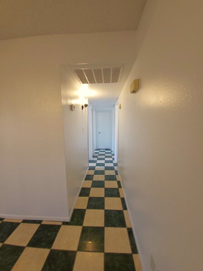 Building Photo - AFFORDABLE HOME WEST SIDE HOME!