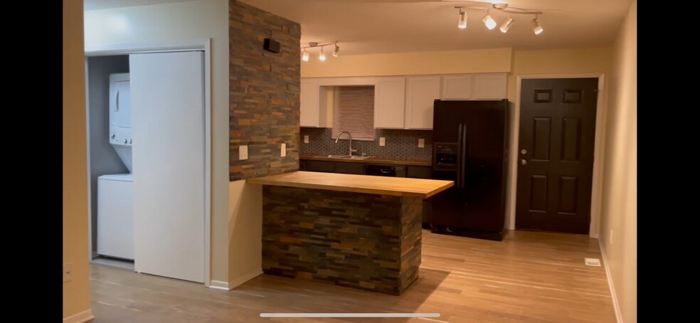 Primary Photo - 1912 /1914 Remington Rd