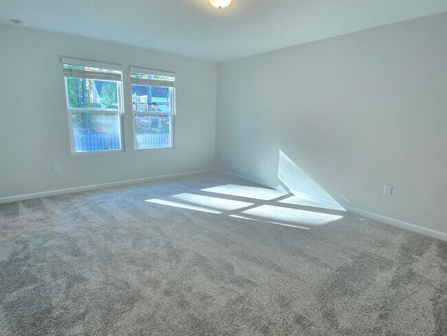 Building Photo - Approx 2700sqft, 5 bed / 3 bath featuring ...