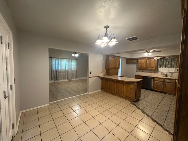 Building Photo - 312 S Avery Dr