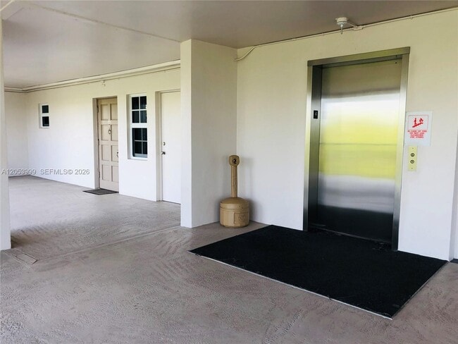 Building Photo - 2850 N Palm Aire Dr