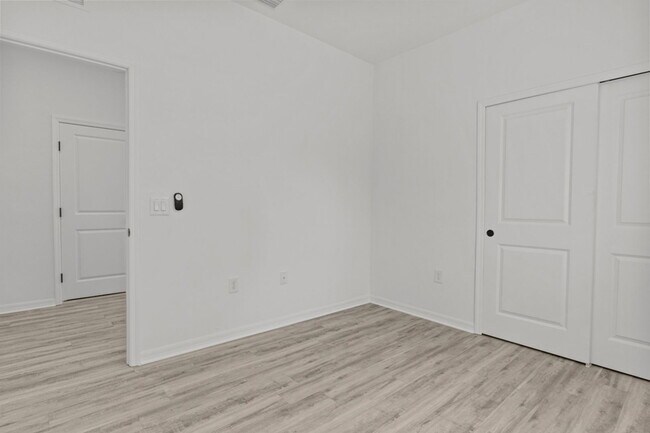 Building Photo - 548 Knapp St