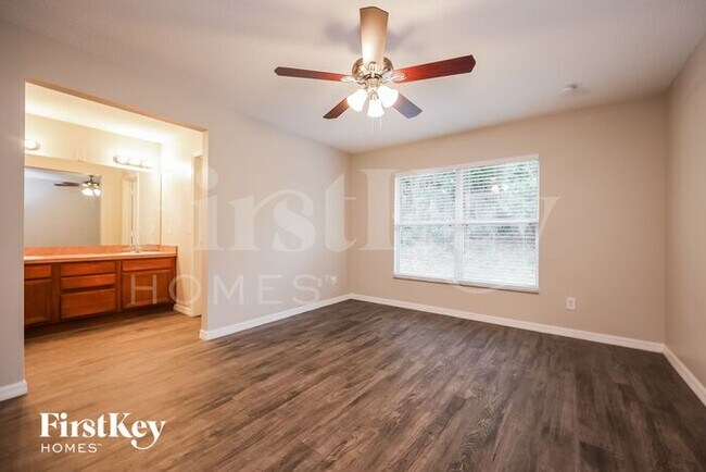 Building Photo - 2006 Southern Oak Loop