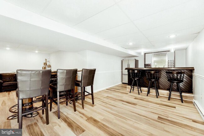 Building Photo - 2023 Country Club Dr