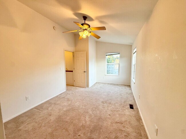 Building Photo - End- unit townhome on Hamlet!