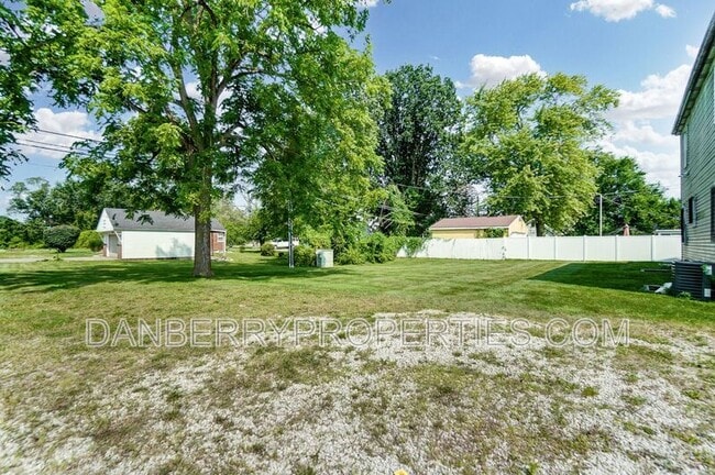 Building Photo - 1103 Searles Rd