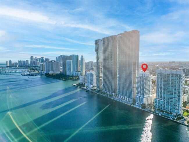 Building Photo - 700 NE 25th St