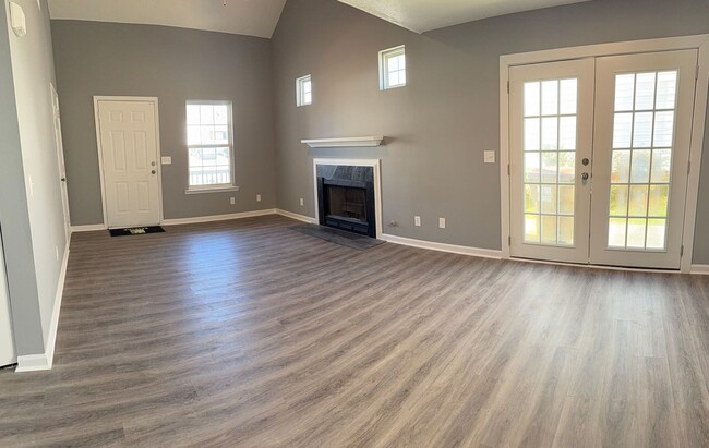 Building Photo - NEWLY RENOVATED - 3Bed/2.5 Bath Home for L...