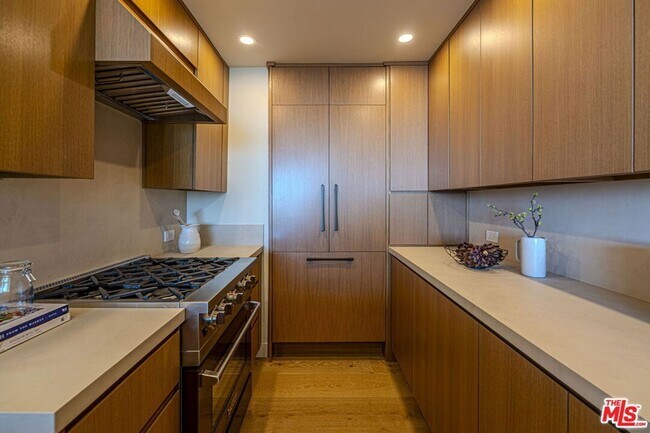 Building Photo - 8787 Shoreham Dr
