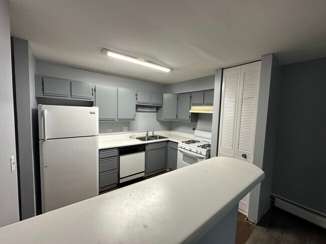 Building Photo - 2500 Bayside Dr