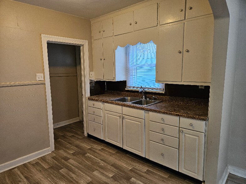 Building Photo - 2310 S Hackley St