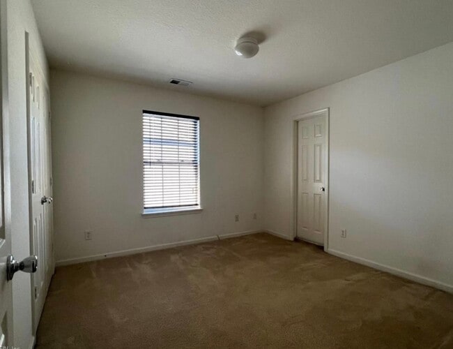 Building Photo - End Unit Townhouse Near Town Center VB