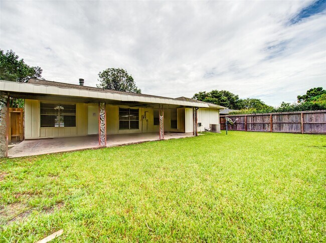 Building Photo - 6834 Harpers Dr