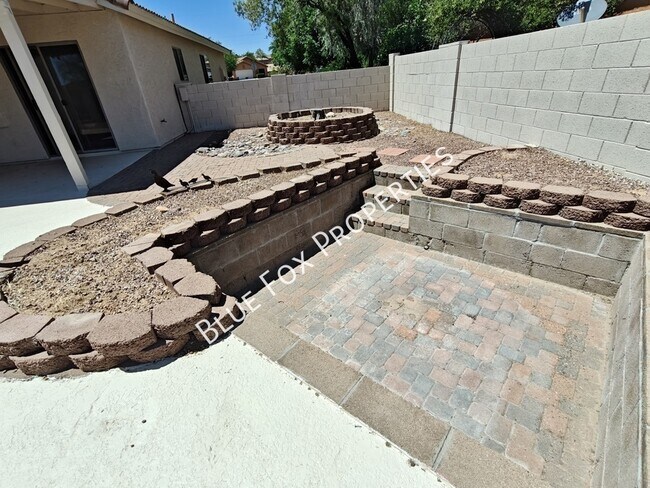 Building Photo - 600 E River Walk Dr