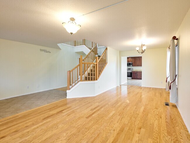 Building Photo - 643 Meadowbrook Ln