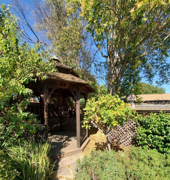 Building Photo - *MOVE IN SPECIAL* Single Story Pleasant Hi...