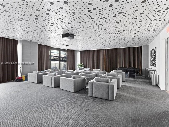 Building Photo - 460 NE 28th St