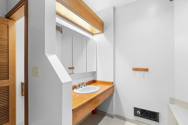 Building Photo - 2Bd/1.75Ba Mercer Island House