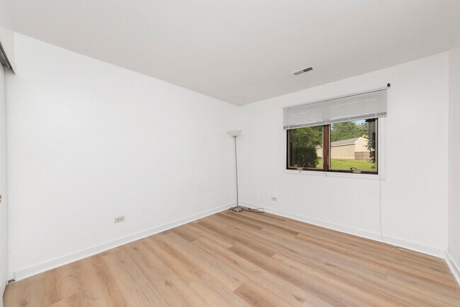 Building Photo - 1420 Stonebridge Cir