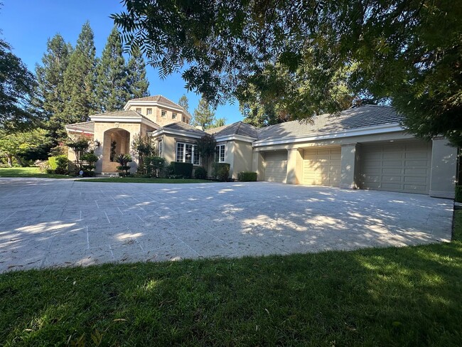 Building Photo - Amazing 5 bed 3.5 bath, Expansive & Tastef...