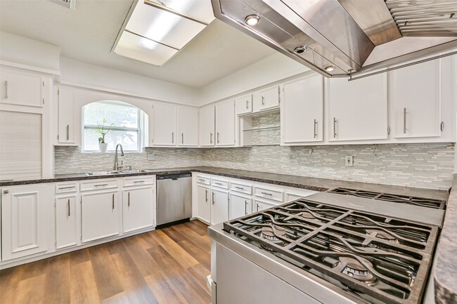 Building Photo - 9322 Petersham Dr
