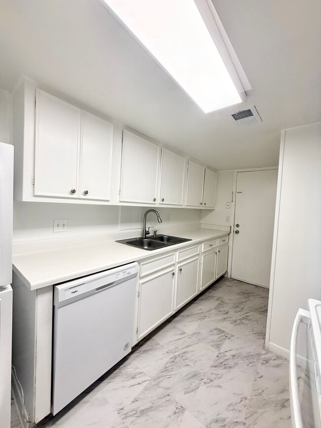Building Photo - Modern 2/2.5/1 Townhome Across From The Me...
