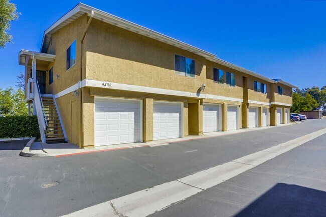 Building Photo - 2 Bedroom Oceanside Condo, with Private Ya...