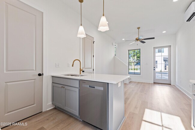 Building Photo - 208 Steiner Oaks