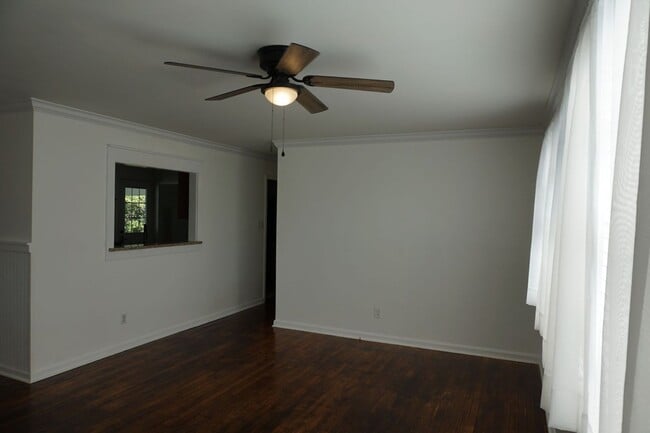 Building Photo - Pet Friendly 3 Bedroom 1 Full Bath located in Northwoods Park!