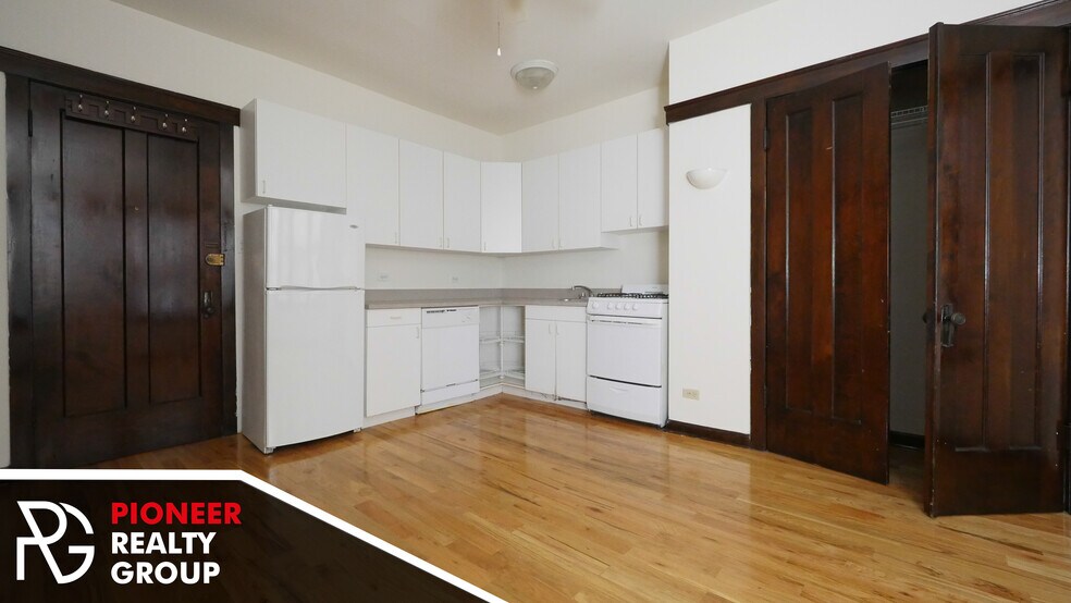 Building Photo - 820 W Waveland Ave